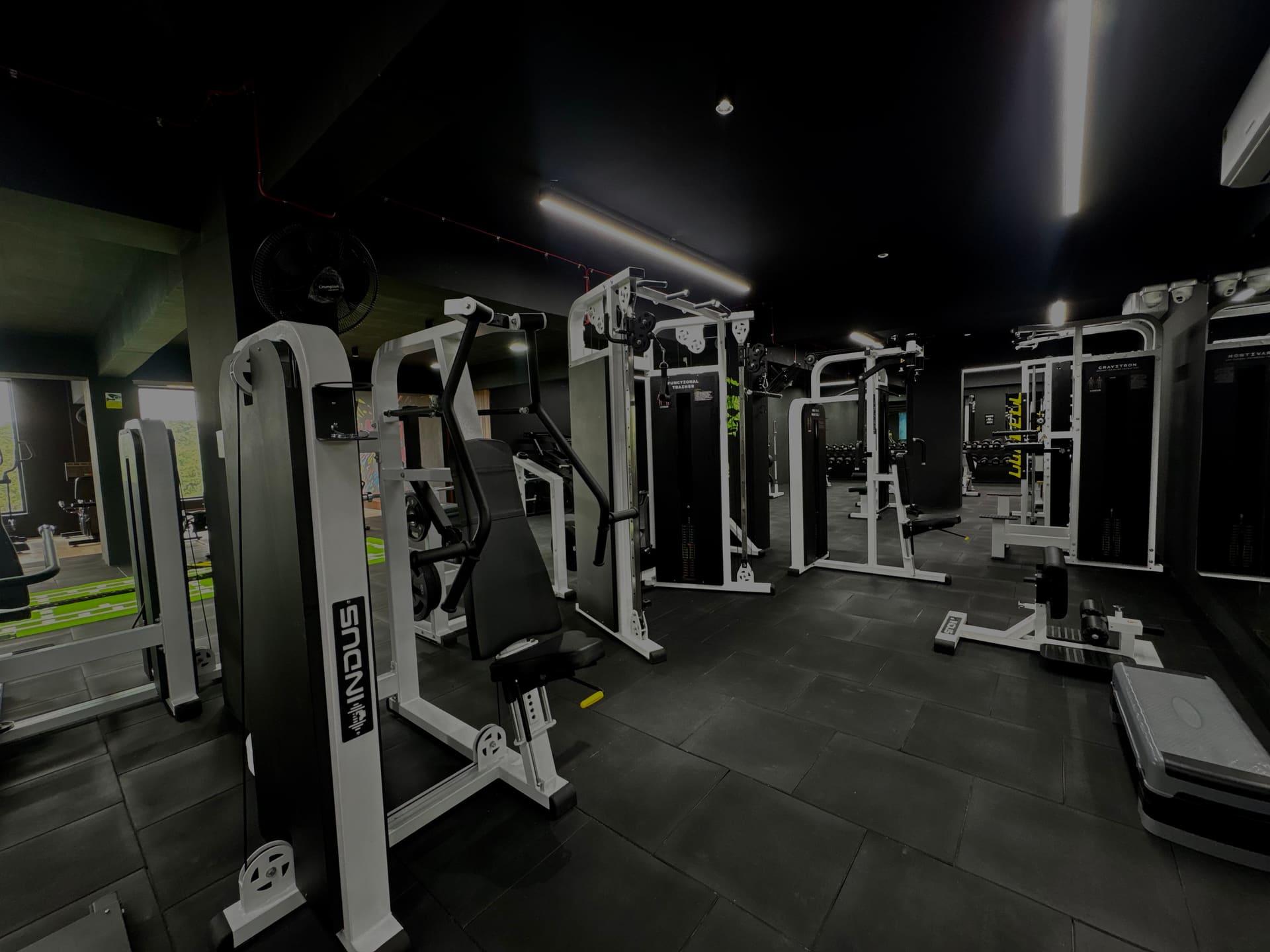Tomz Fitness Club: strength machines on the training floor