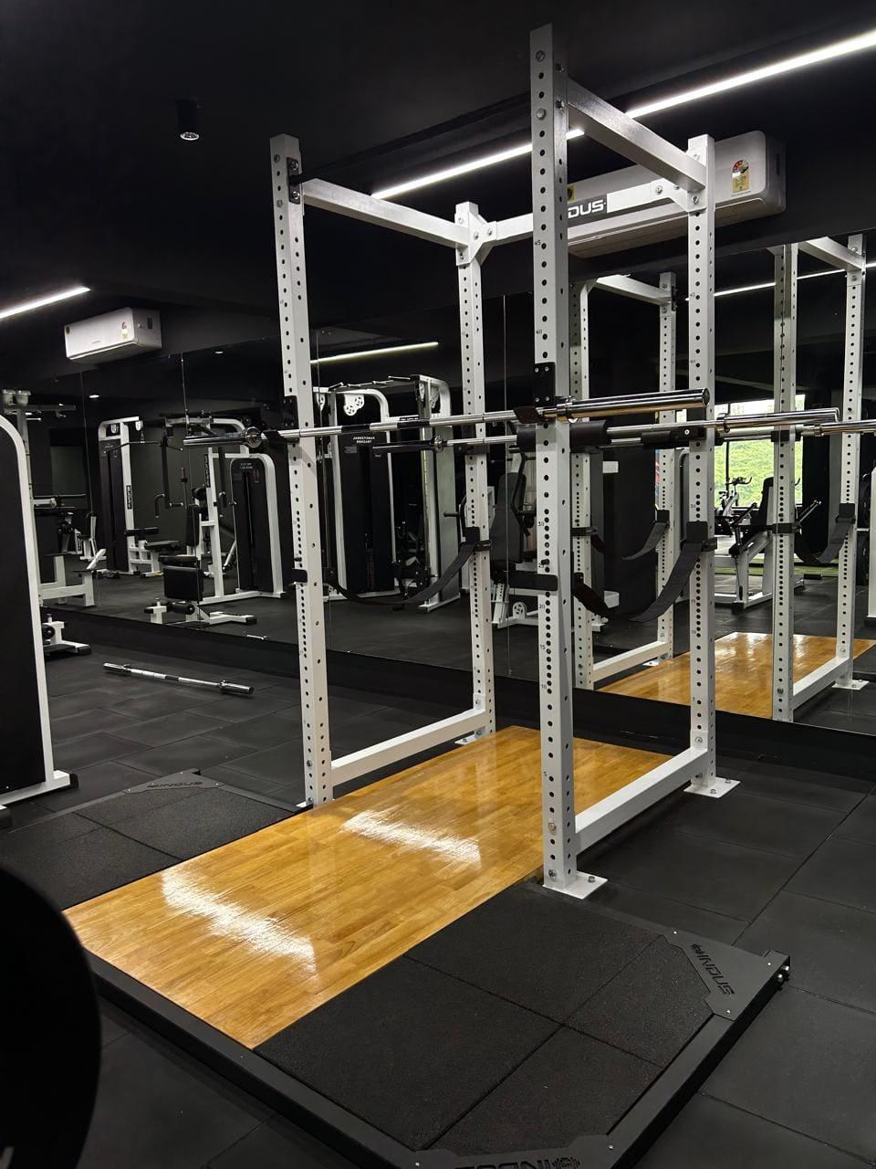 Tomz Fitness Club: Indus power rack on lifting platform